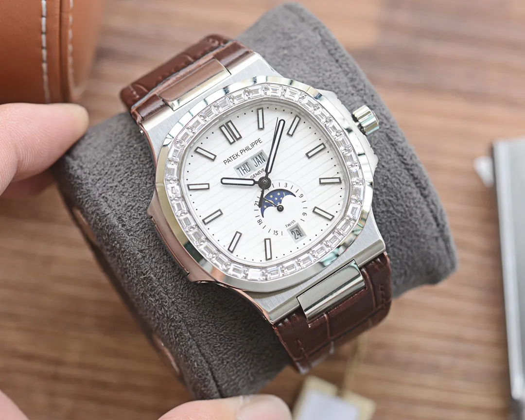 【High-end replica】💰2400! Patek Philippe Sporty Elegance Series 5726/1A-014 1. The structure of the case is the same as the original one. The hole on the case is beveled. When the screw is screwed in, it will move downward to tighten the front cover. The three-layer waterproof ring screw-in crown makes the case super waterproof. 2. The replica movement in the 3.0 era is modified to Cal.324 S QA LU 24 H movement 3. The steel strap has good texture, can be bent flexibly, and is comfortable to wear. It does not have the bending range of some versions on the market that is not enough to wear on small wrists, and the strap cannot be bent. The buckle is made of spring steel and has good elasticity. 4. Functions include three-hand time display, month and week calendar display, and moon phase 24h display. The functions are real and usable. The quick adjustment position of the month and week is different from other versions on the market and remains consistent with the original.